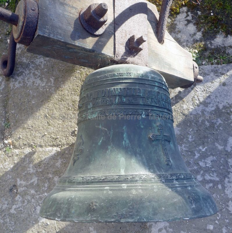 Cloche en bronze avec joug en bois - Alain BIDAL matériaux anciens en Provence