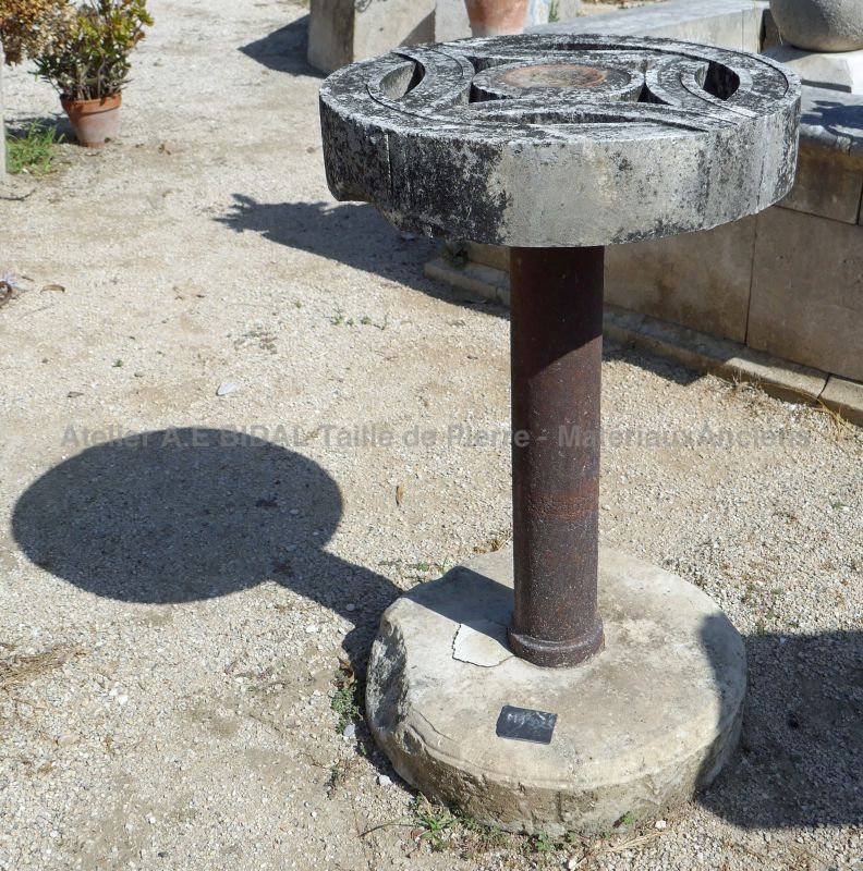 Table ancienne de type guéridon en matériaux anciens: pierre, fer et fonte ancienne.