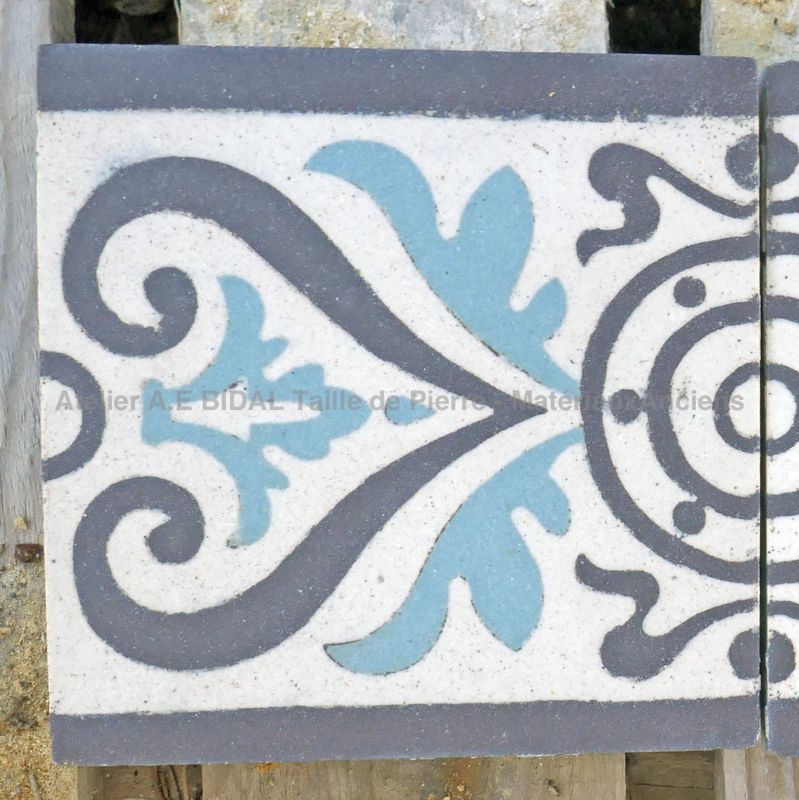 Carreau de ciment ancien pour crédence en vente en Provence chez Atelier Alain BIDAL