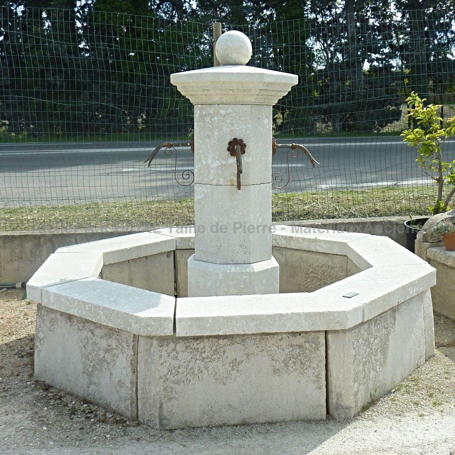 Fontaine centrale en matériaux anciens - Fontaine d'extérieur avec un bassin octogonale.