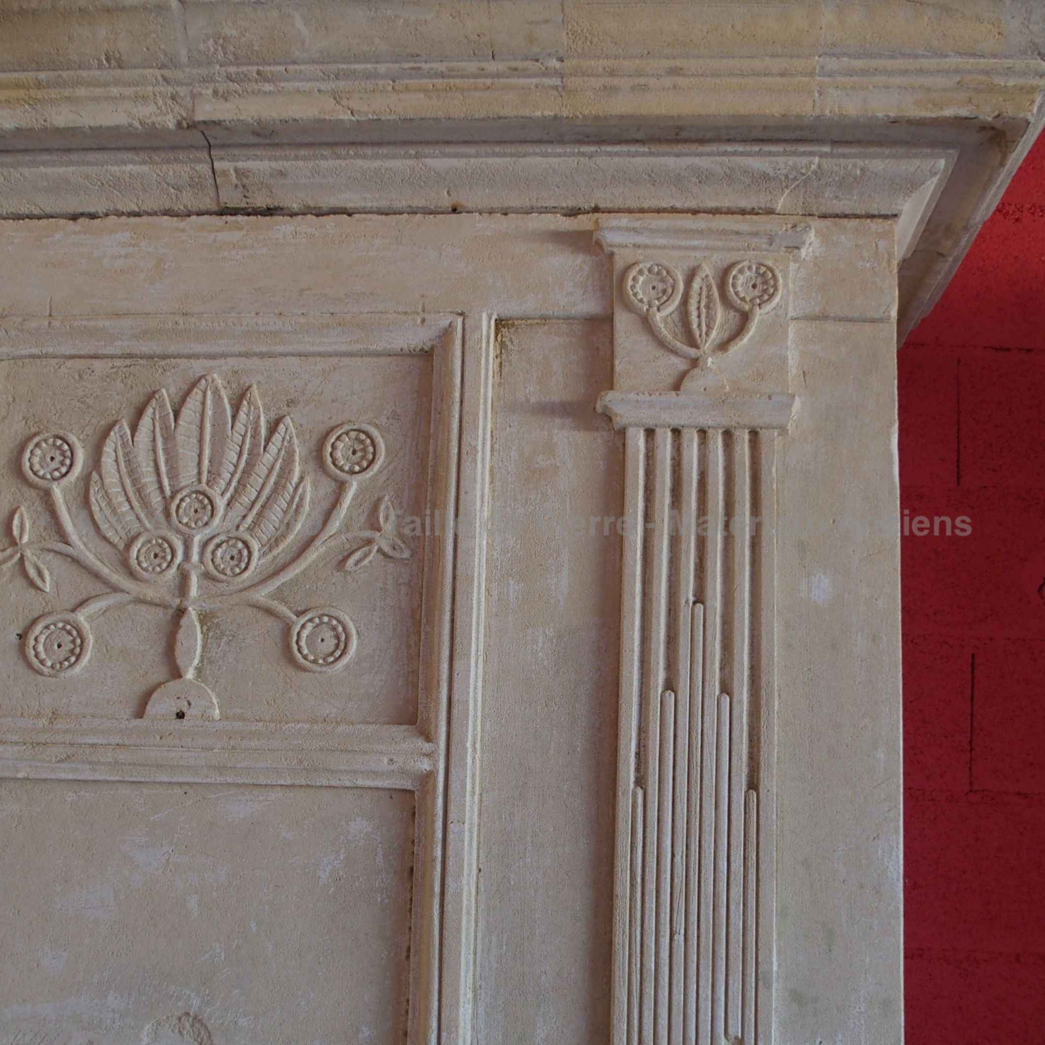 Cheminée ancienne en pierre - une cheminée à trumeau héritée de l'époque  Louis XVI.