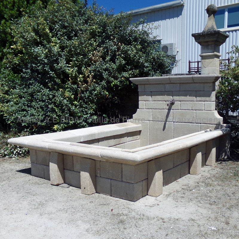 Garden fountain : Large basin in stone reminiscent of traditional washhouse - Alain Bidal Antique Materials in Provence