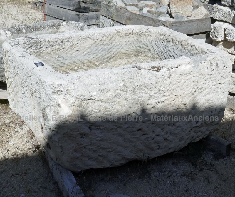 Véritable gros bac ancien en pierre vieillie - Atelier Alain BIDAL (Provence)