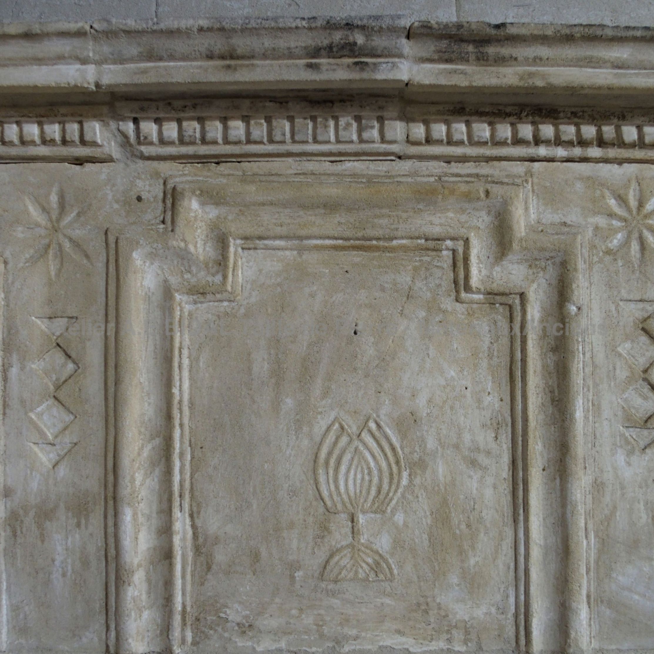 Cheminée Louis xvi - une cheminée ancienne avec de jolis motifs variés.