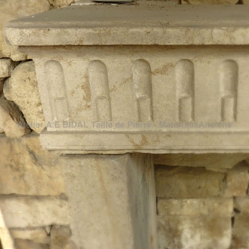 Belle cheminée Louis 16 en pierre claire - cheminée en pierre aux jambages sobres.