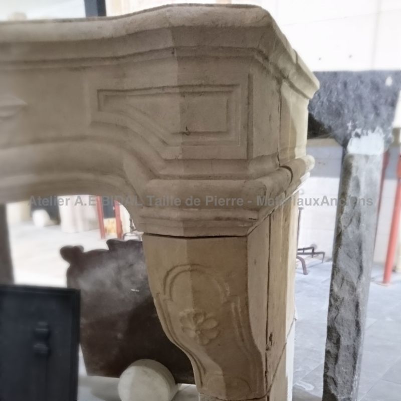 Superbe cheminée ancienne en pierre - une cheminée ancienne au look poétique et romanesque.