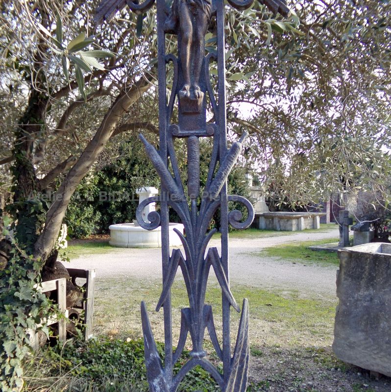 Antique cast iron cross from the 19th century and patinated stone base : Atelier Alain BIDAL (Provence)