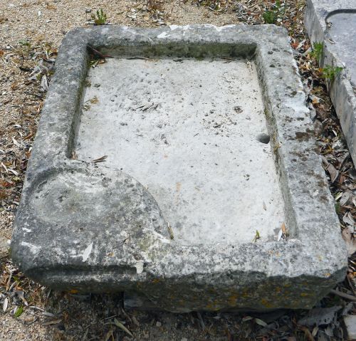 Vieille pile provençale en pierre : un évier peu profond en pierre monolithe au charme provençal