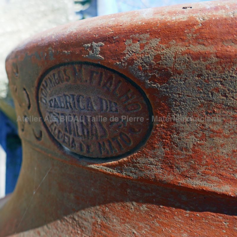 Jarre ancienne en terre cuite pour un aménagement de jardin authentique.