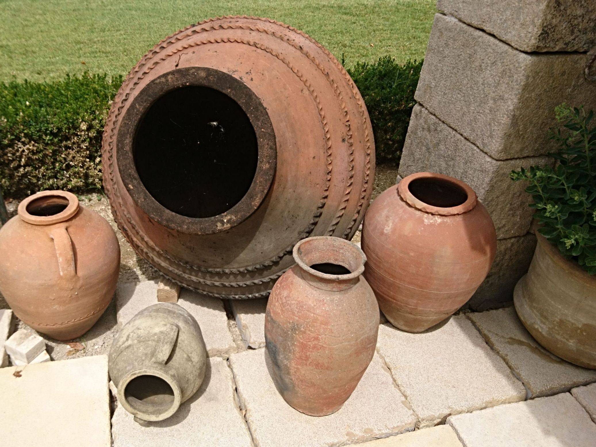 Voici une magnifique et gigantesque jarre ancienne chinée et proposée par l'Atelier Bidal en Provence