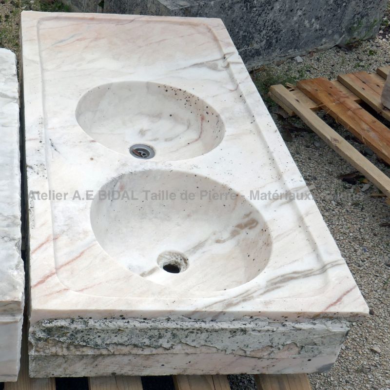 Ancien évier ancien en pierre blanche veinée de gris - évier en pierre marbrière.