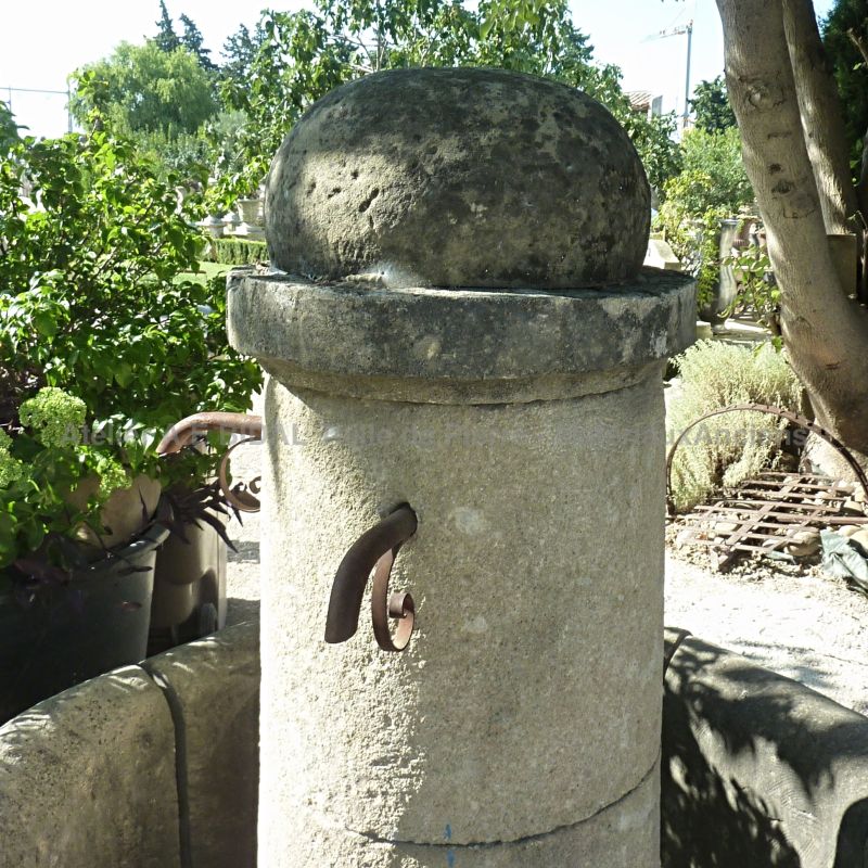 Détail de la colonne centrale sur notre fontaine circulaire en pierre et fer forgé  | Fontaine ancienne à vendre en Provence chez Bidal Matériaux Anciens