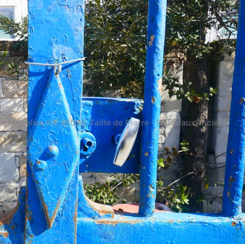 Portail en fer forgé à deux vantaux vendu avec ses gonds chez Les Matériaux Anciens en Provence Alain Bidal