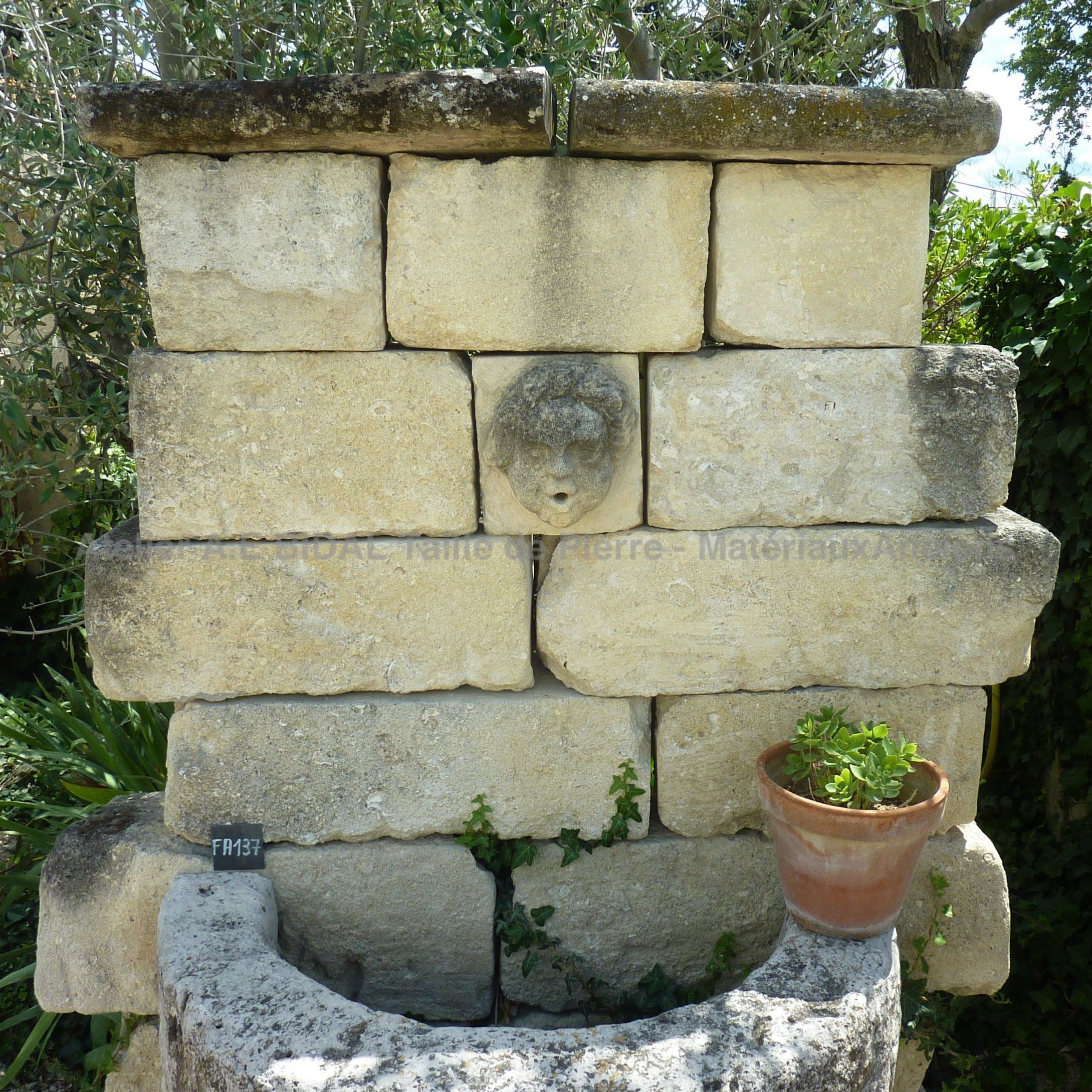 Fontaine murale avec bassin demi-circulaire et fronton très visiblement appareillé.