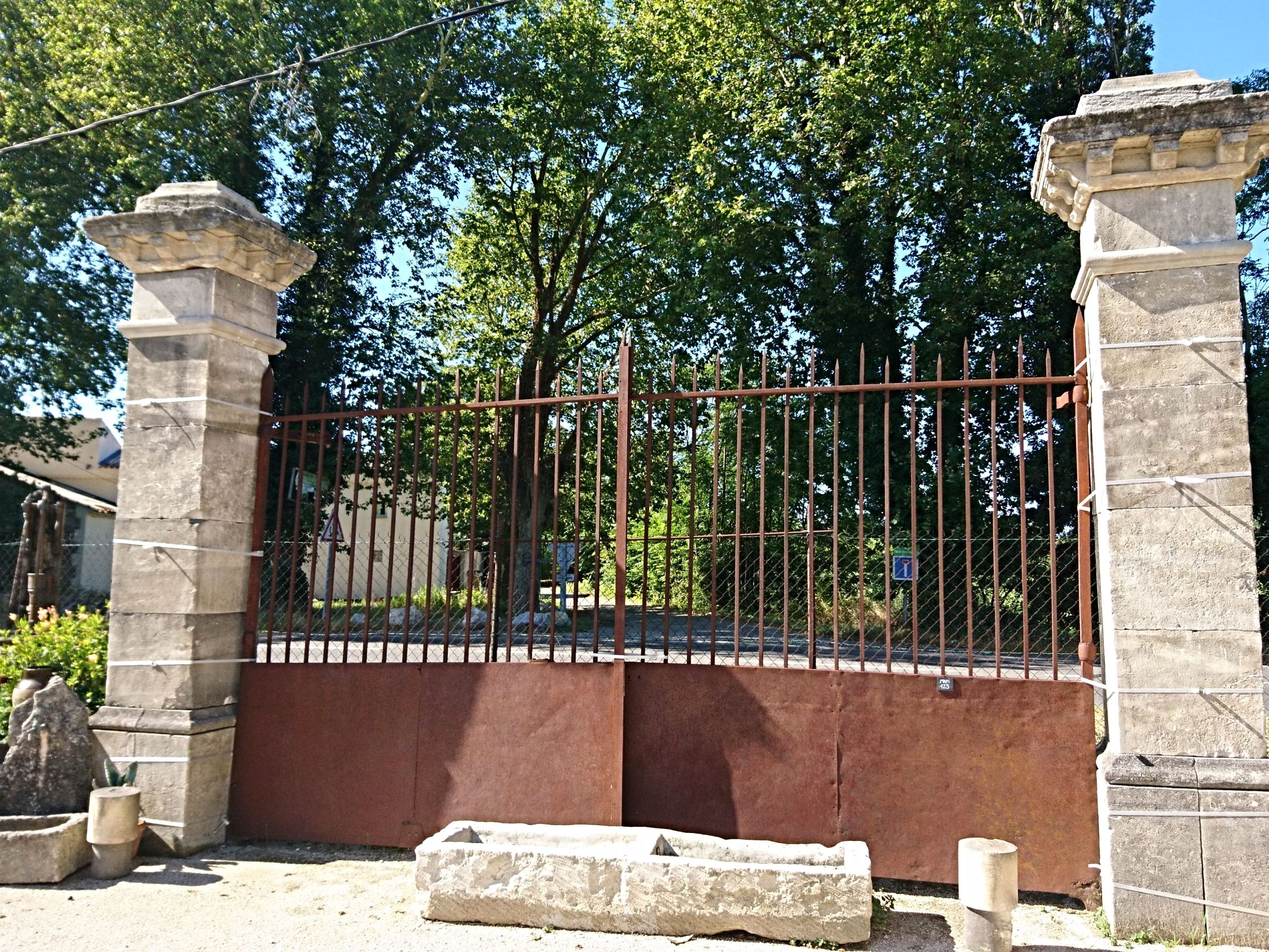 Les Mémoires d'Adrien in Provence offers you a wide range of restored antique portals in wrought-iron.