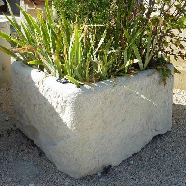Beau bac rectangulaire: un bac en pierre naturelle de type rustique.