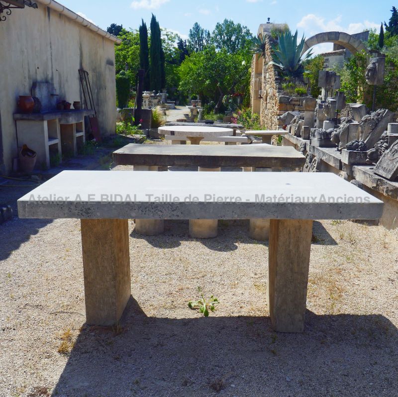 Mobilier de jardin ancien : Longue table ancienne en pierre de chez Alain BIDAL (Provence)