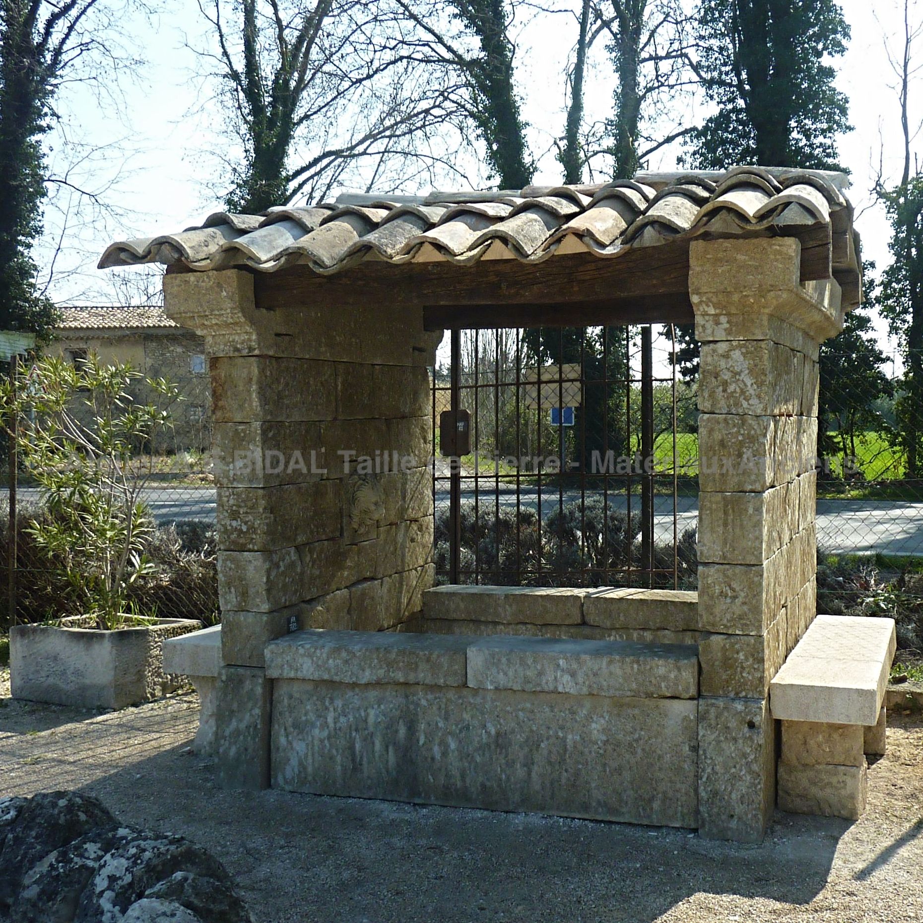 Elegant old washhouse or charming large fountain | An old fountain crafted with know-how by Provencal stonemasons.