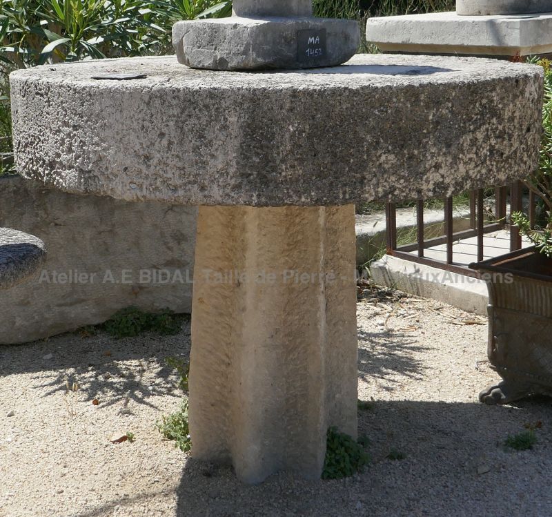 Mobilier de jardin ancien - table ronde en matériaux anciens.