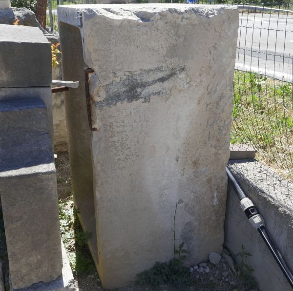 Bac rectangulaire massif et artisanal, un bel ouvrage.