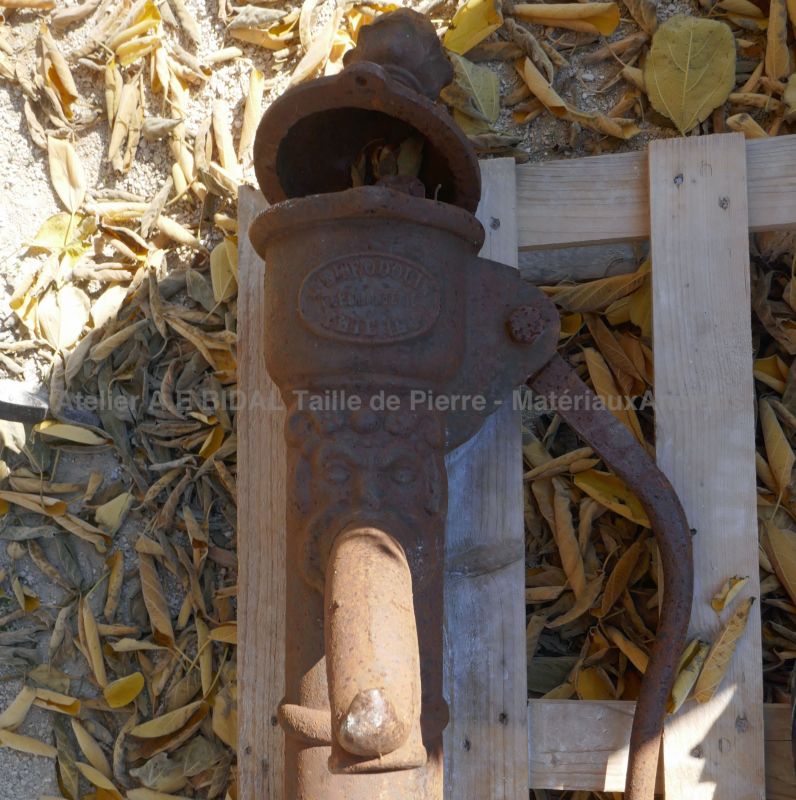 Ancienne pompe à eau avec inscriptions - pompe manuelle en fonte.