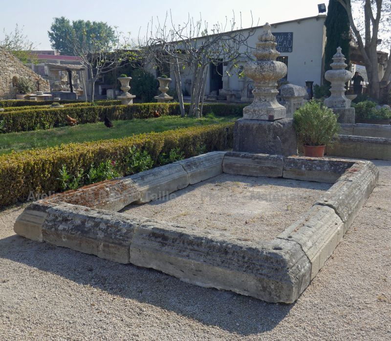 Ancien bassin pour jardin en vieilles pierres par Les Matériaux Anciens Alain BIDAL, Provence.