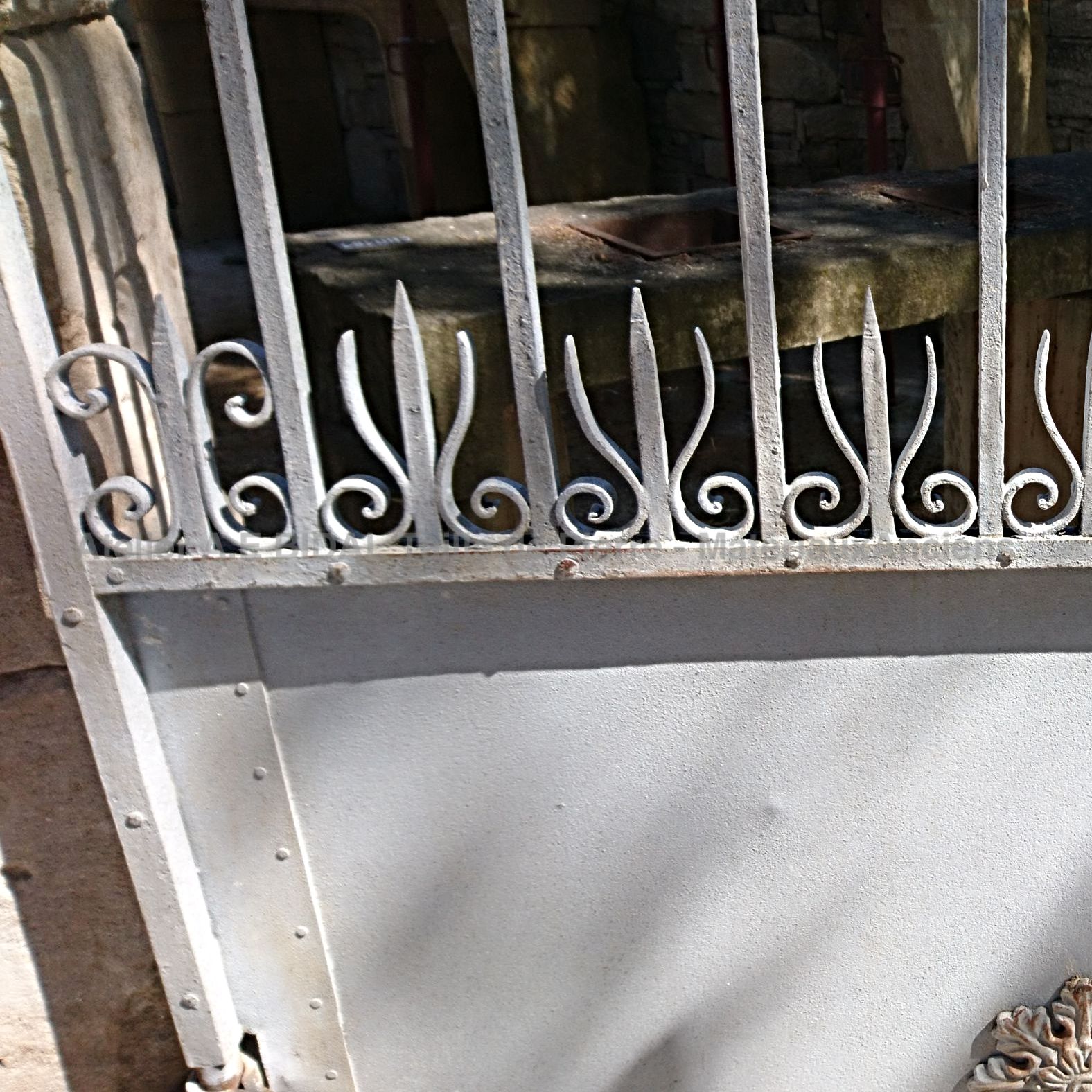 Détails des volutes forgées sur le large portail d'entrée en fer forgé par Alain BIDAL Matériaux Anciens en Provence