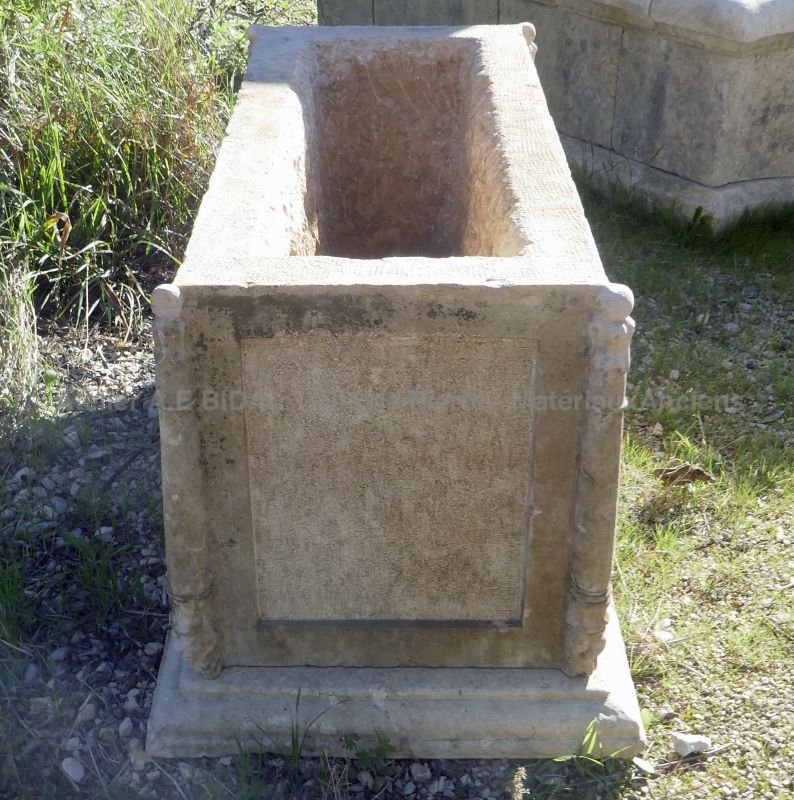 Large bac ancien en pierre comme jardinière unique et pérenne : Atelier Alain BIDAL (Provence)