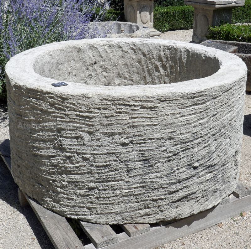 Ancien bac en pierre - Large bac rond en pierre ancienne pour jardinière rustique et robuste.