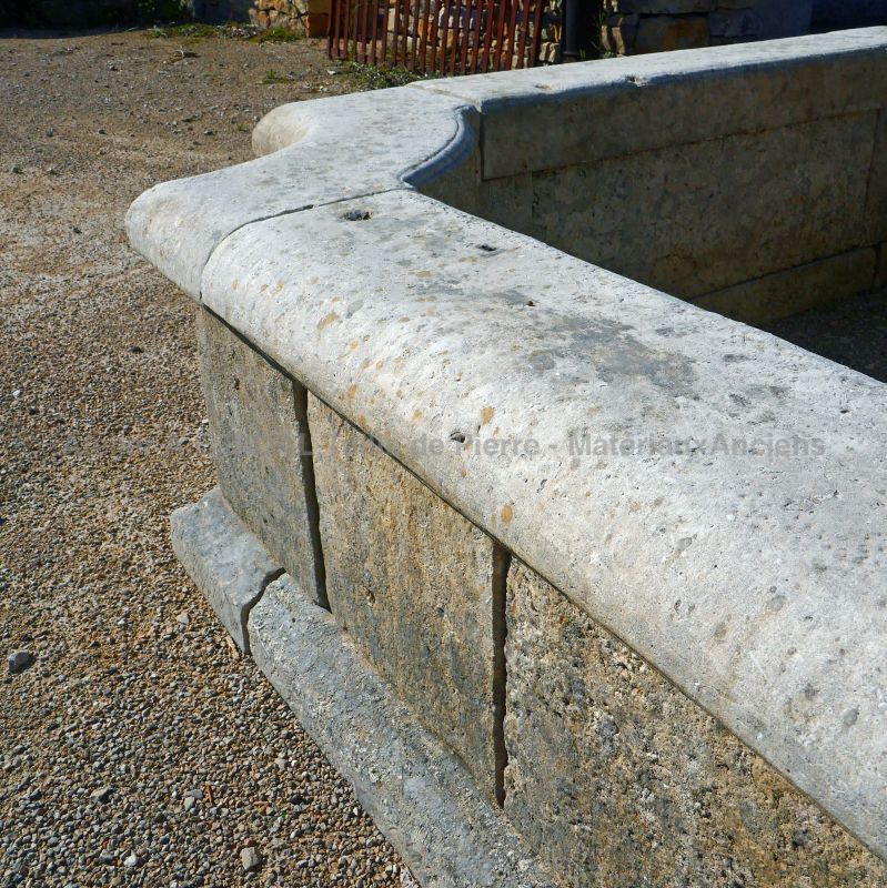 Bassin carré en pierres moulurées : fontaine de jardin en pierres vieillies - Atelier Alain BIDAL (Provence)
