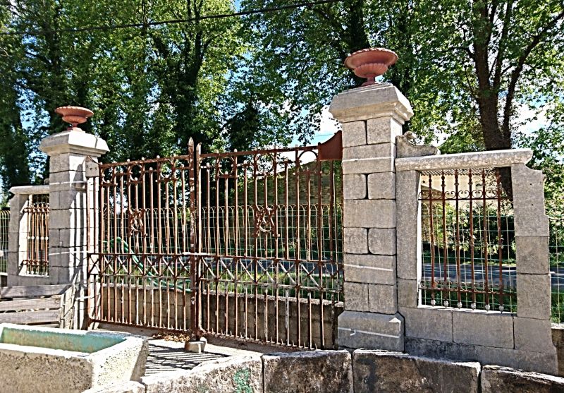 Vue lointaine de notre paire de piliers anciens émanant des ateliers Bidal - matériaux anciens.