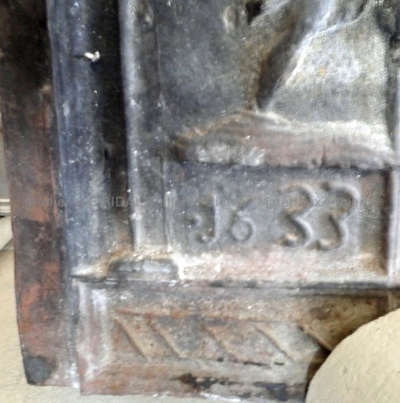 Ancienne plaque foyère en fonte pour cheminée datée 1633 : Thème religieux