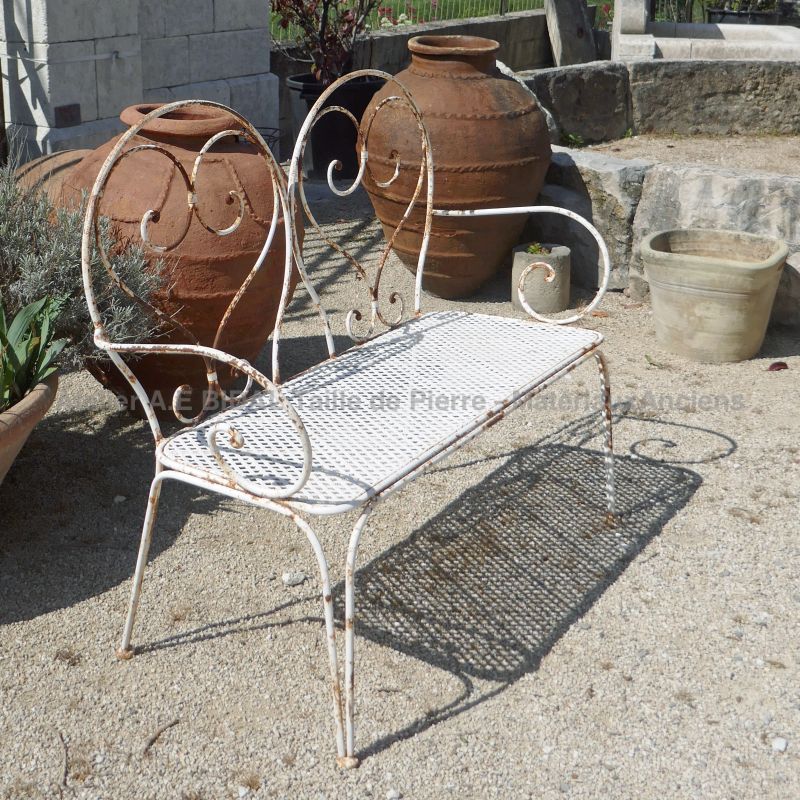 Mobilier de jardin vintage : ancienne banquette en fer forgé par Atelier Alain BIDAL