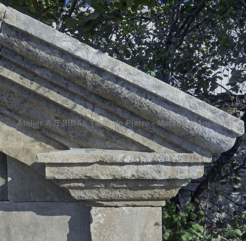 Corniche moulurée à la main sur notre fontaine murale en vieilles pierres : Atelier Alain BIDAL (Provence)