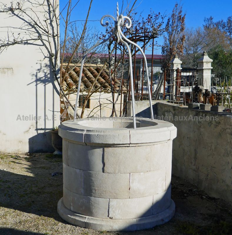 Puits de jardin en pierre pour aménagement extérieur - Puits en vente chez Alain Bidal Matériaux Anciens en Provence