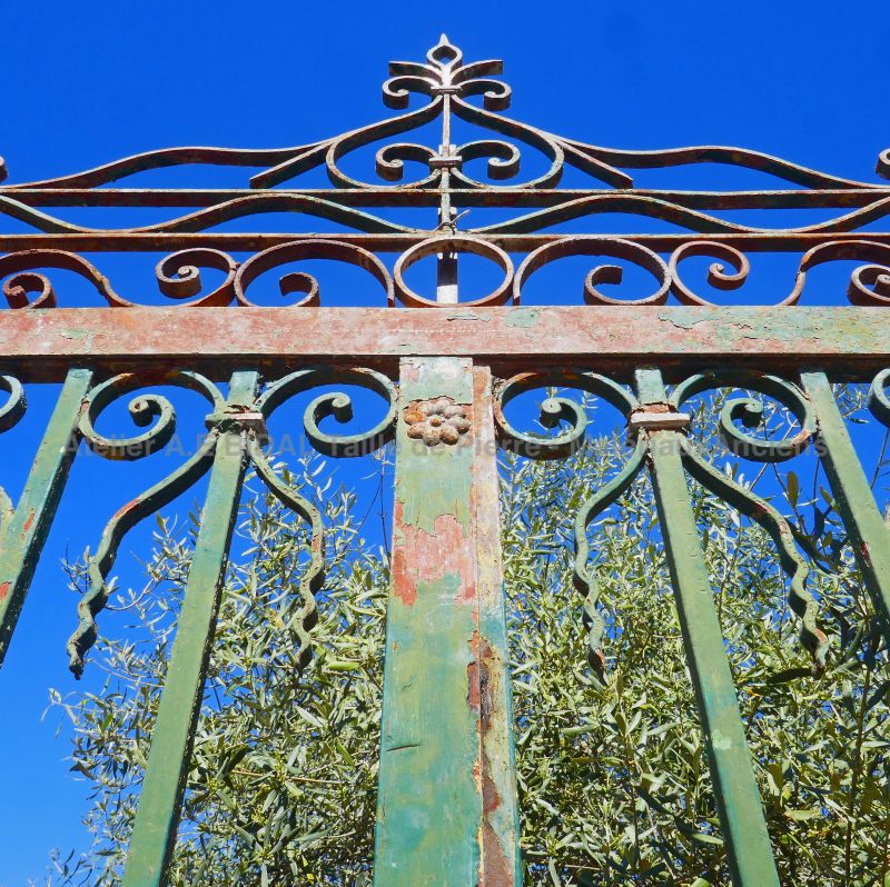Old wrought iron gate sold with its transom at Alain BIDAL, Antique Materials in Provence