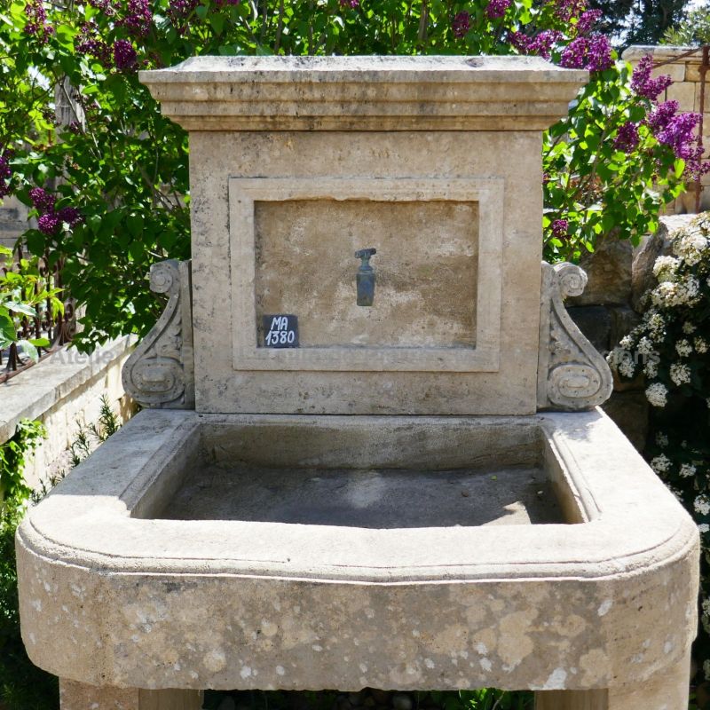 Detail of the pediment on our old stone sink | Ancient stone sink on sale at Alain BIDAL in Provence.