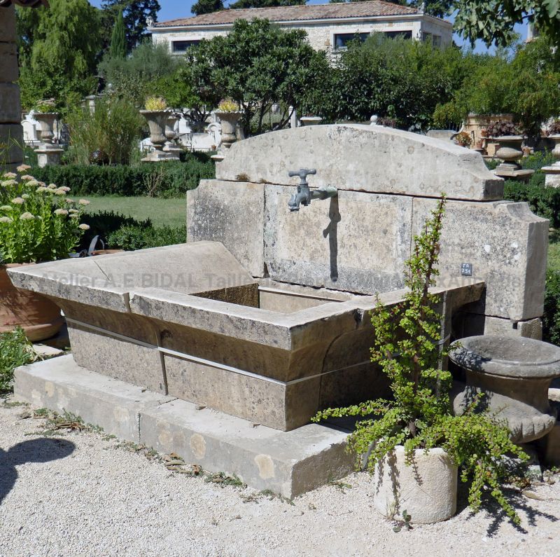 Fontaine murale avec large bassin pour jardin | Fontaine de jardin avec bac remarquable rappelant la fontaine ancienne d'autrefois.
