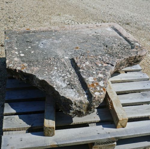 Evier rustique en vieille pierre avec goulotte : ancien évier en pierre naturelle par Alain BIDAL