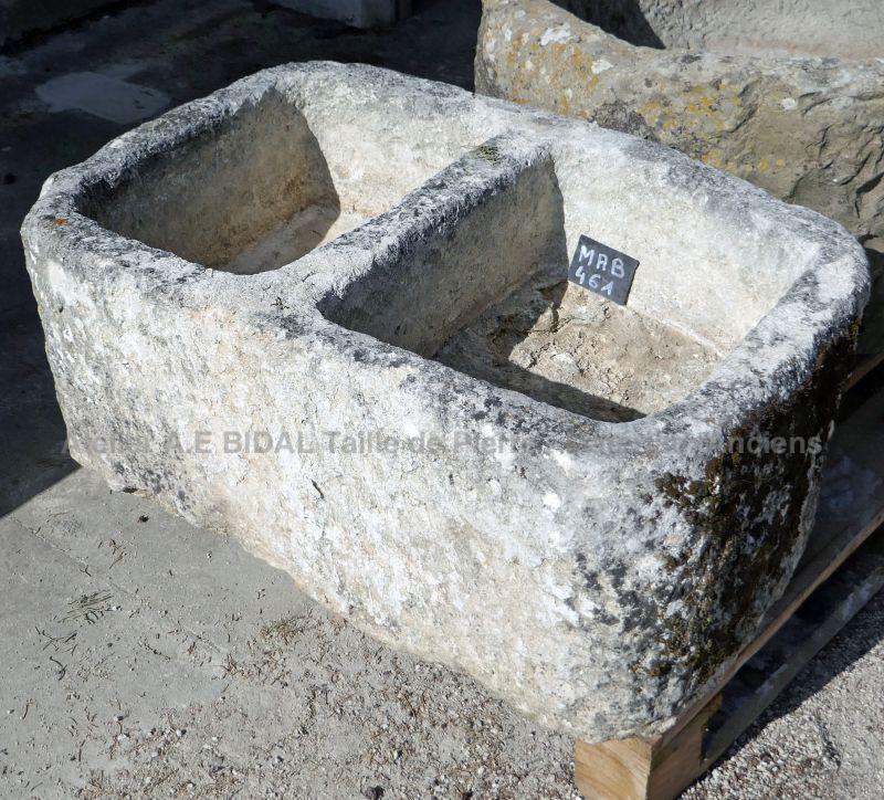 Beau et authentique bac rectangulaire ancien - bac en pierre en vente chez Alain BIDAL Matériaux Anciens en Provence.