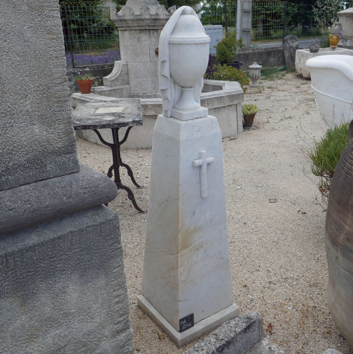 Stèle funéraire ancienne en marbre blanc avec croix sculptée