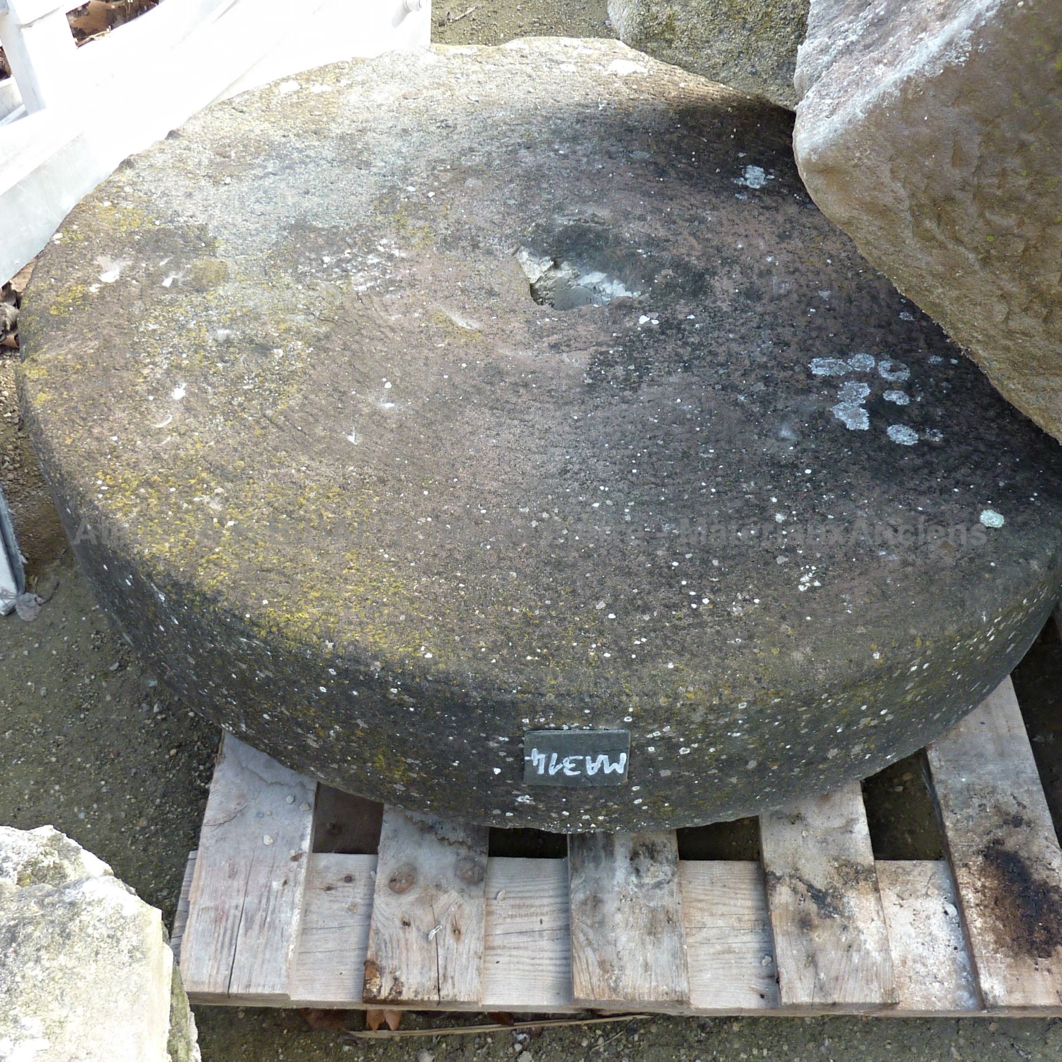 Ancienne meule en grès ** VENDUE