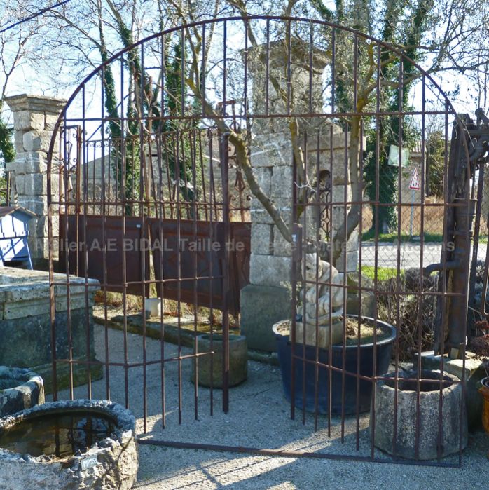 Belle grille ancienne qui est en fait un portillon ancien en fer forgé ajouré - pour déco intérieure ou extérieure.