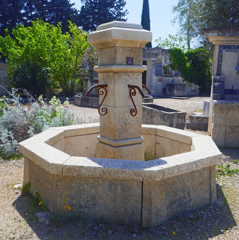 Fontaine rustique en pierres anciennes par Alain BIDAL, spécialiste des matériaux anciens en Provence