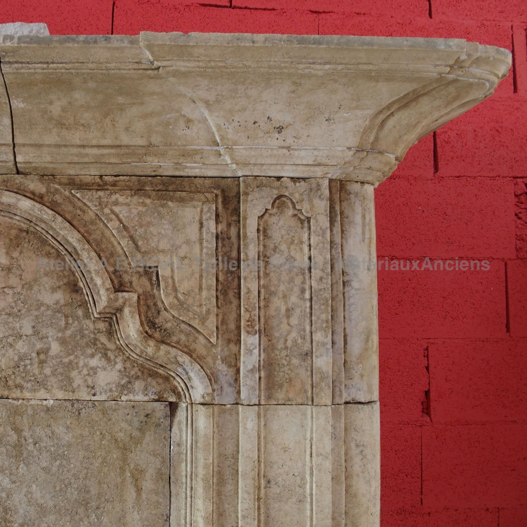 Belle cheminée ancienne à trumeau datant du 18ème siècle.