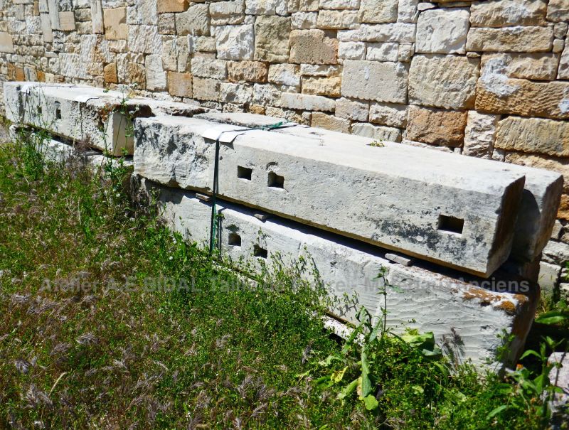 Pilier de clôture en pierre - Ancien poteau en pierre par les Matériaux Anciens en Provence Alain Bidal