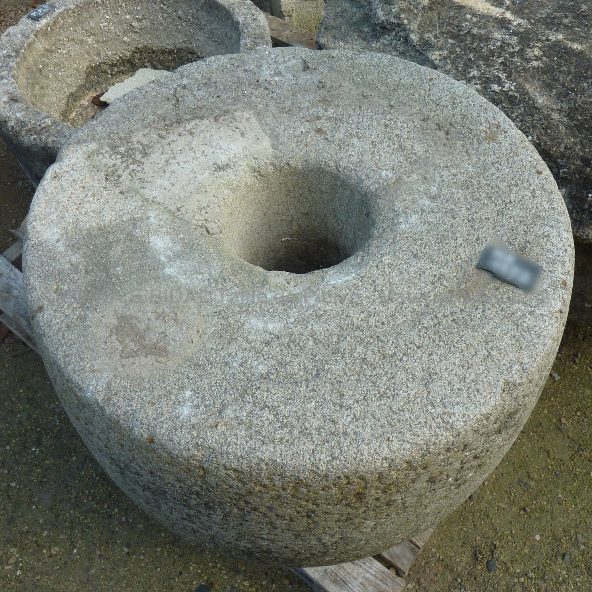 Ancienne meule à grains en pierre ** VENDUE