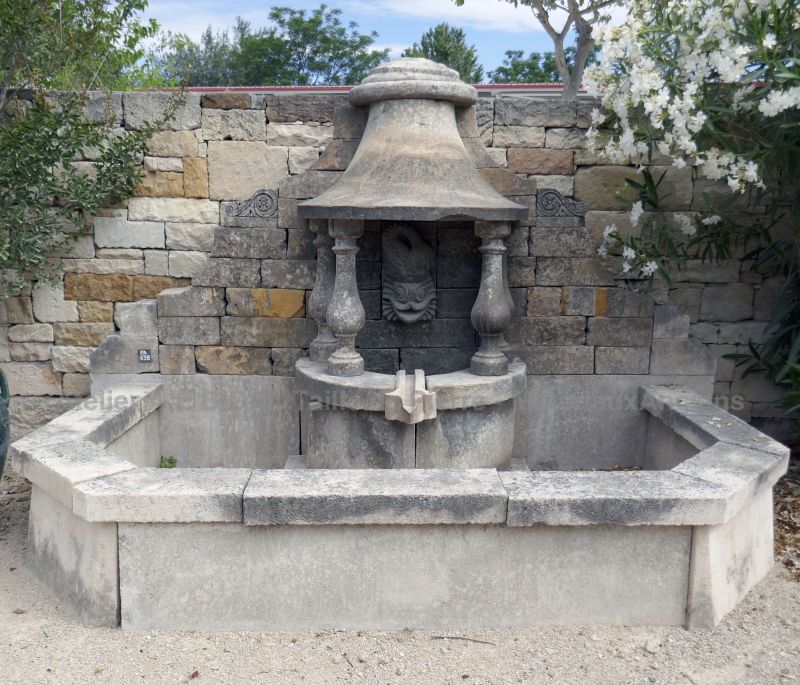 Grande fontaine murale - une fontaine pour jardin ou parc d'une grande authenticité.
