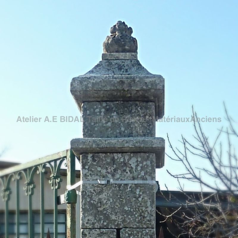 Détail du chapiteau de notre paire de piliers en pierre ǀ En vente uniquement chez Alain Bidal, Provence.