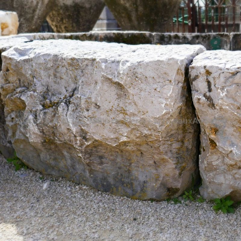 Détails de l'un des blocs massifs en pierre dure formant notre grand bassin rond en pierre.